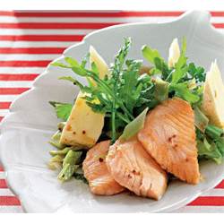 Теплый салат из лосося с камамбером