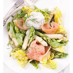 Салат со спаржей и лососем