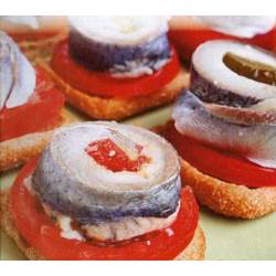 Канапе с рулетиками из сельди