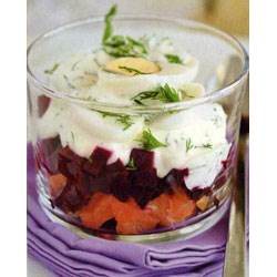 Варрине с копченым лососем, свеклой и перепелиными яйцами