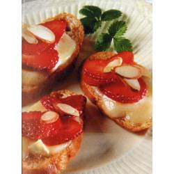 Тосты с клубникой и сыром бри