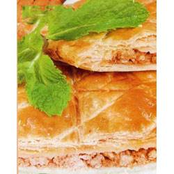 Пирог из слоеного теста с мясом и овощами